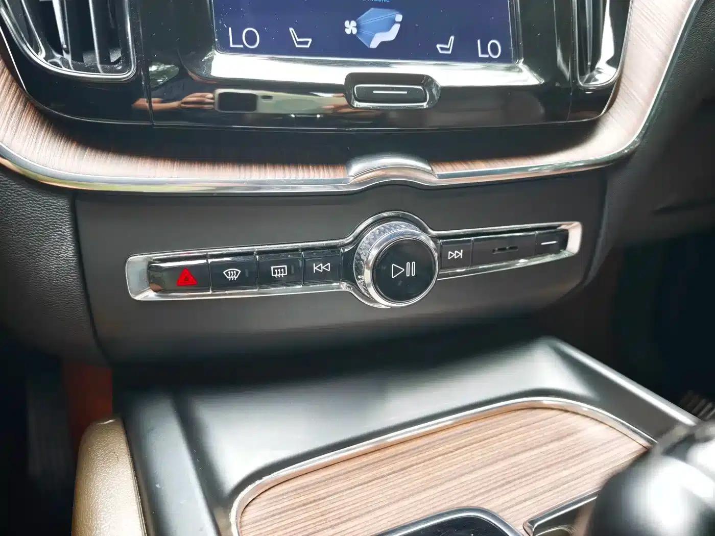 2021 Volvo XC60 T5 AWD Inscription Luxury Edition — миниатюра 11