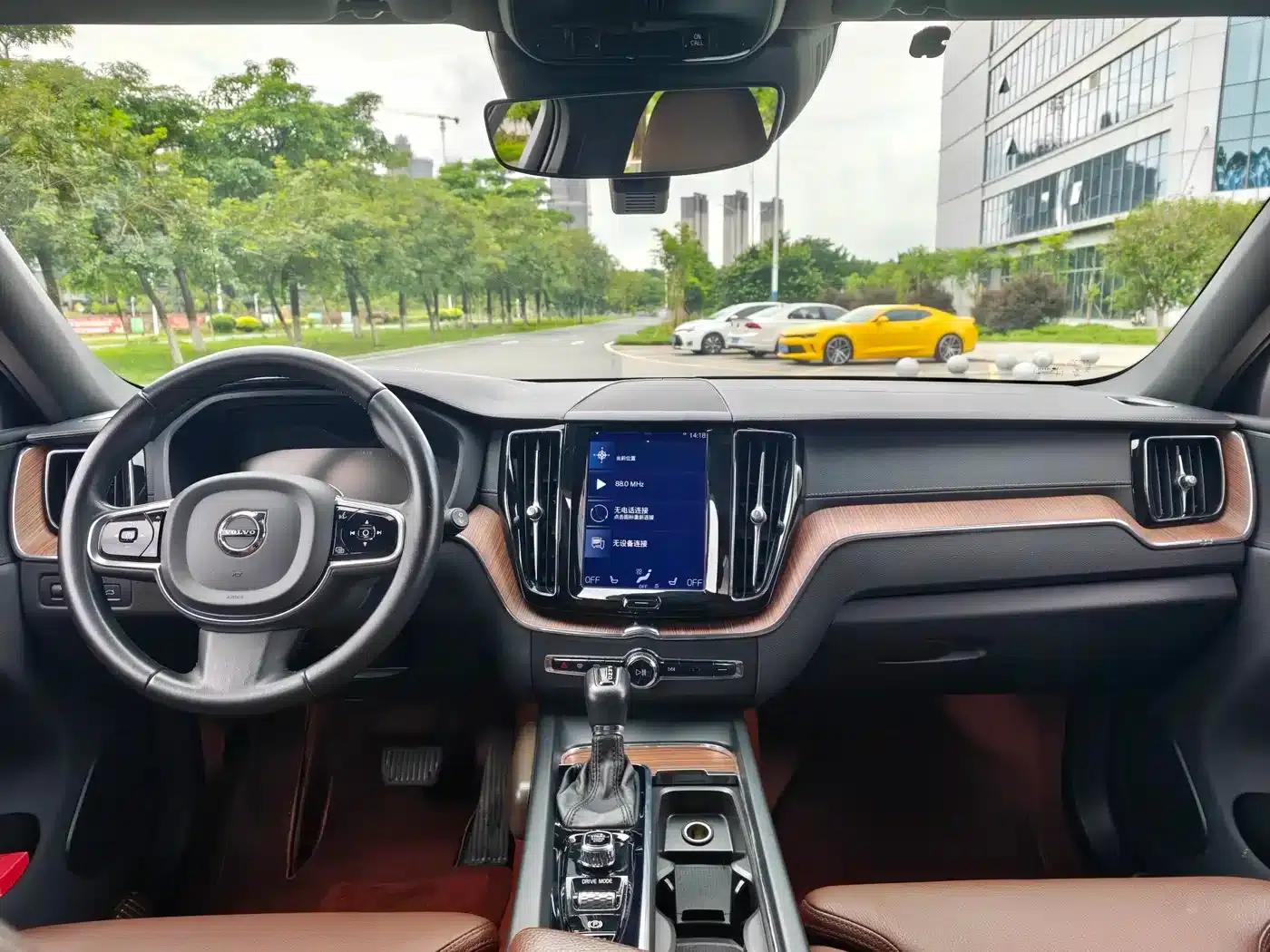 2021 Volvo XC60 T5 AWD Inscription Luxury Edition — миниатюра 4