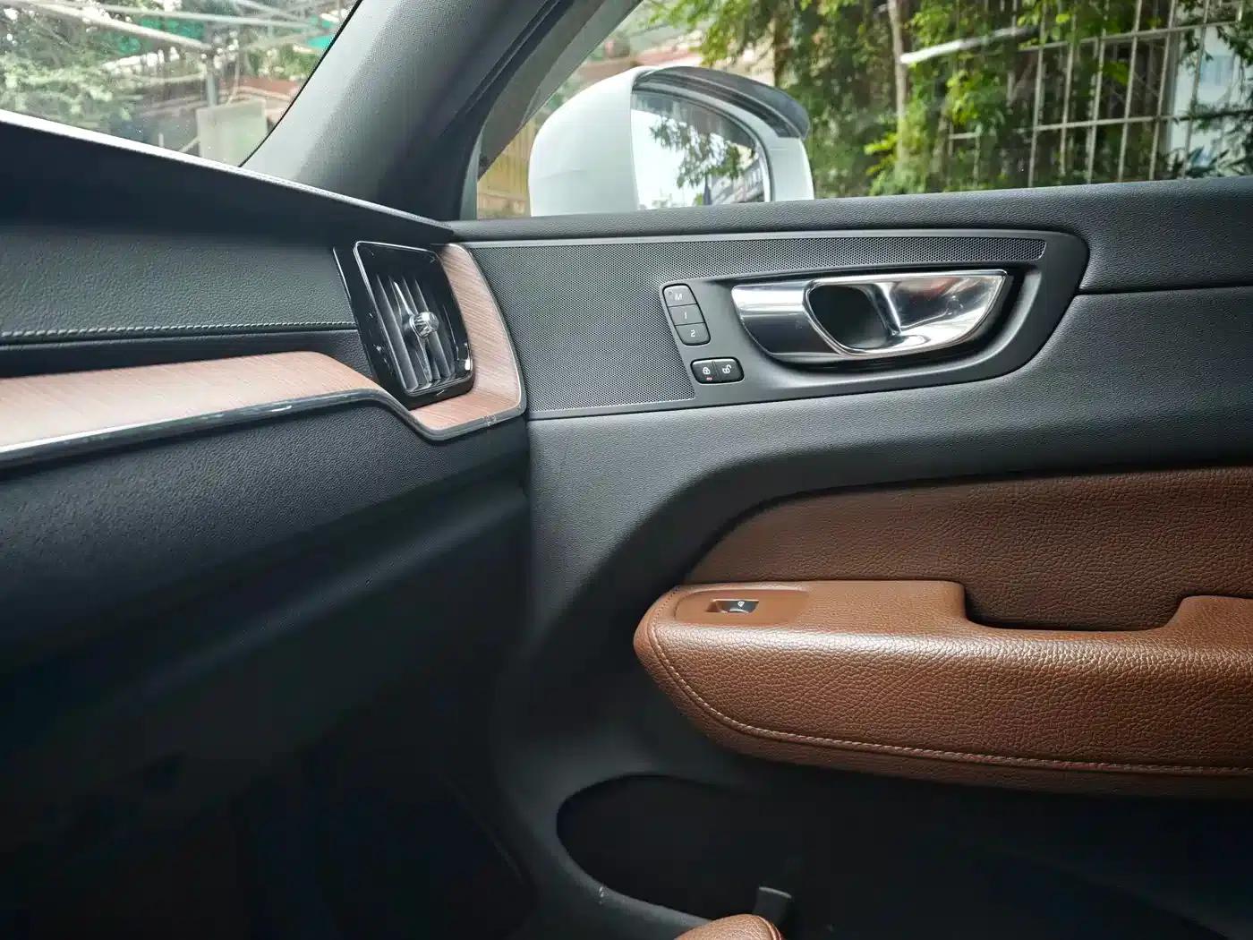 2021 Volvo XC60 T5 AWD Inscription Luxury Edition — миниатюра 10