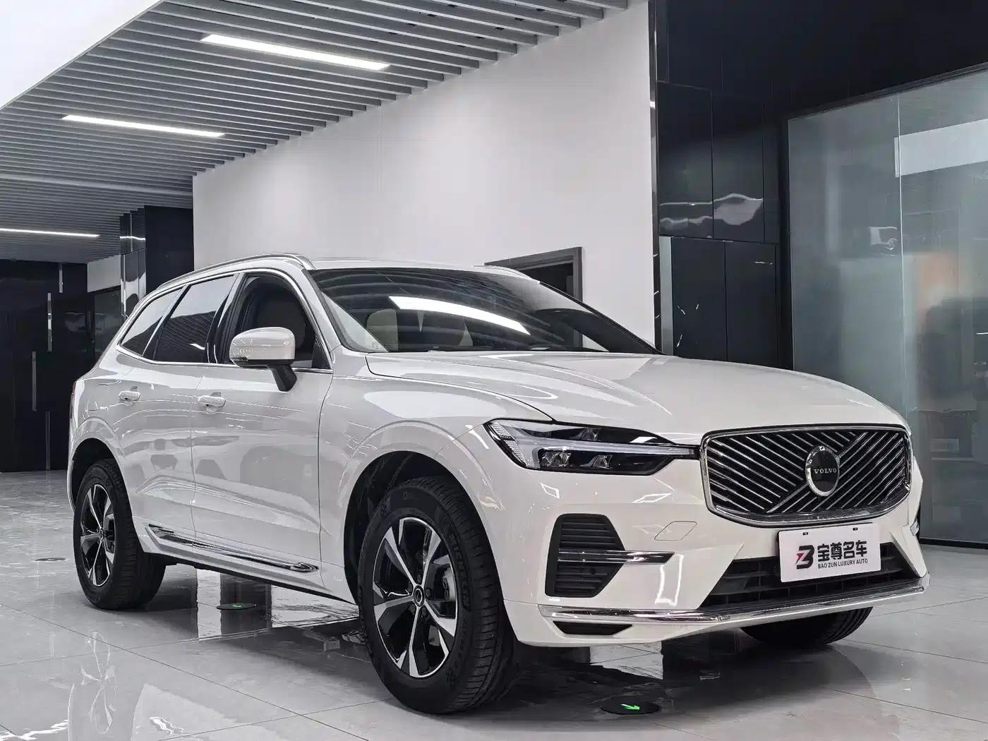 2025 Volvo XC60 B5 AWD Inscription Luxury Edition — миниатюра 3