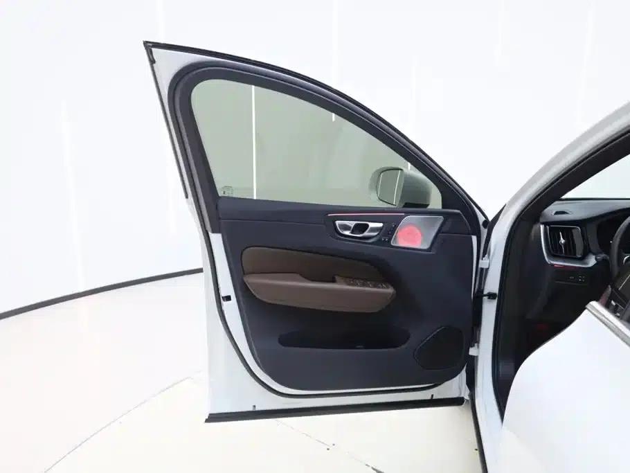 2025 Volvo XC60 B5 AWD Inscription Luxury Edition — миниатюра 18