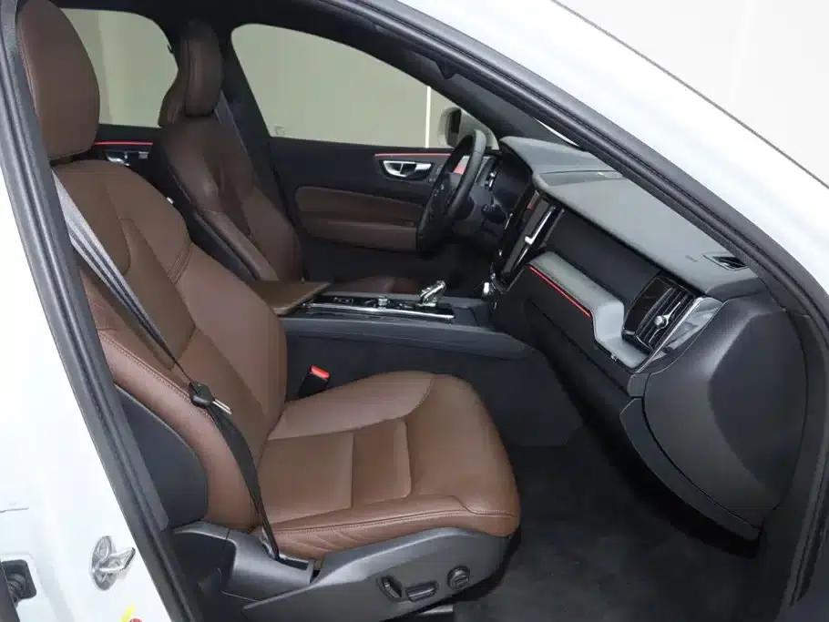 2025 Volvo XC60 B5 AWD Inscription Luxury Edition — миниатюра 20