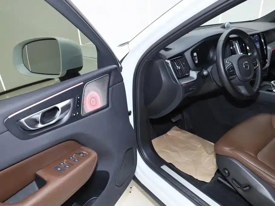 2025 Volvo XC60 B5 AWD Inscription Luxury Edition — миниатюра 28