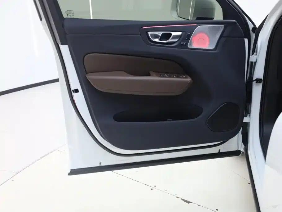 2025 Volvo XC60 B5 AWD Inscription Luxury Edition — миниатюра 30