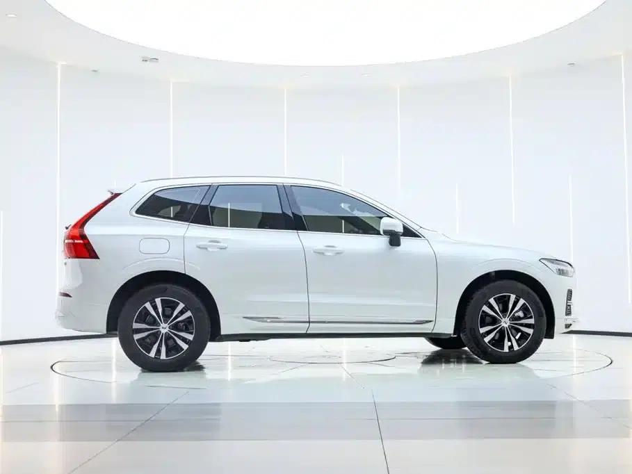 2025 Volvo XC60 B5 AWD Inscription Luxury Edition — миниатюра 4