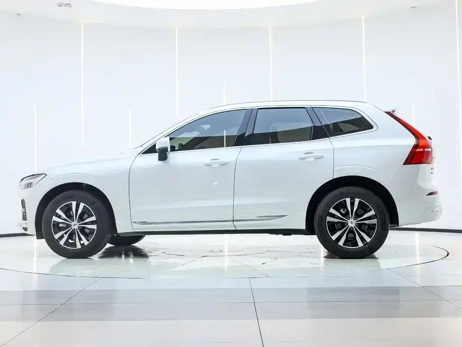 2025 Volvo XC60 B5 AWD Inscription Luxury Edition — миниатюра 8
