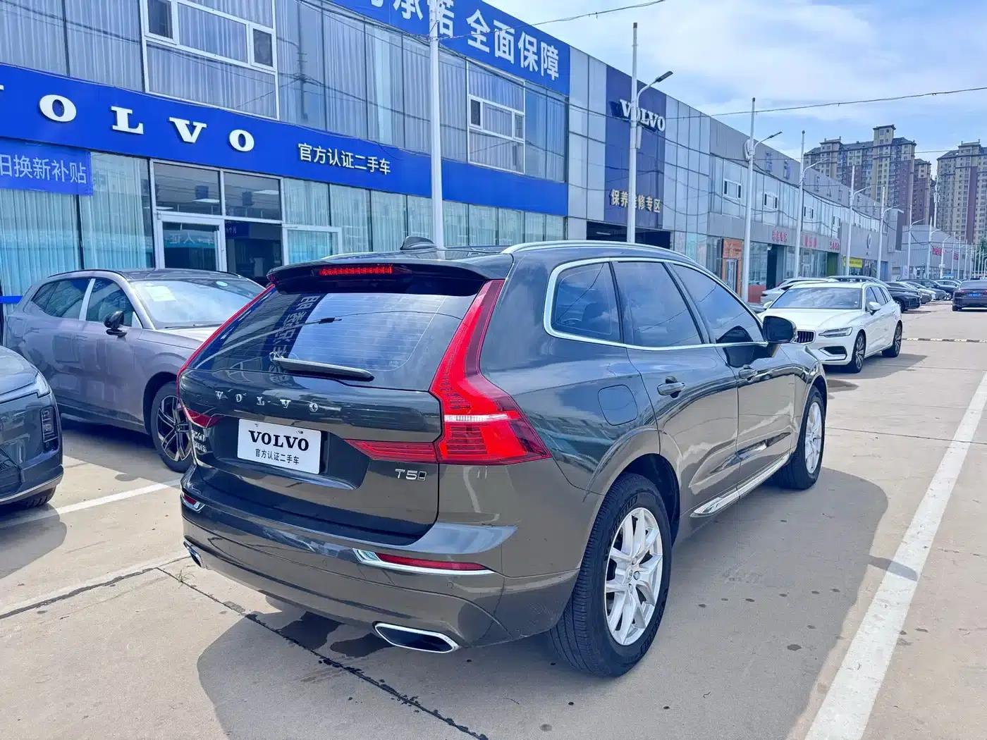 2021 Volvo XC60 T5 AWD Inscription Luxury Edition — миниатюра 4