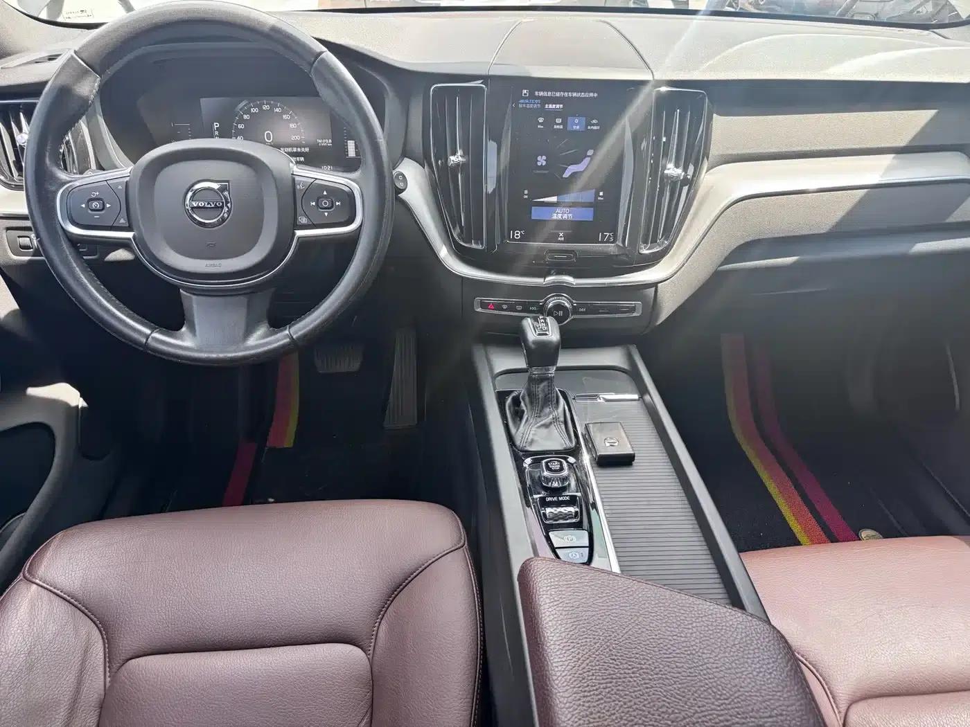 2021 Volvo XC60 T5 AWD Inscription Luxury Edition — миниатюра 6