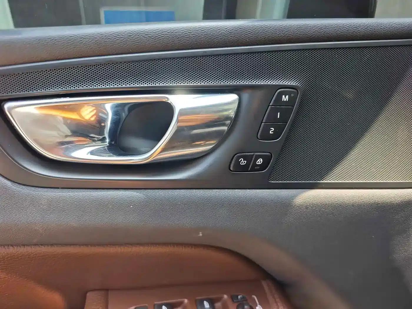 2020 Volvo XC60 T5 AWD Inscription Luxury Edition — миниатюра 7