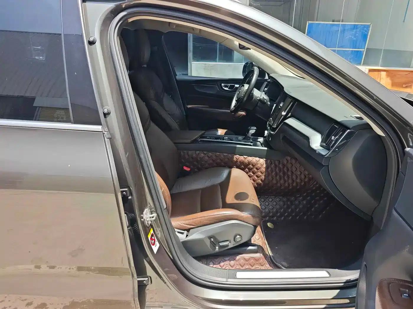 2020 Volvo XC60 T5 AWD Inscription Luxury Edition — миниатюра 10