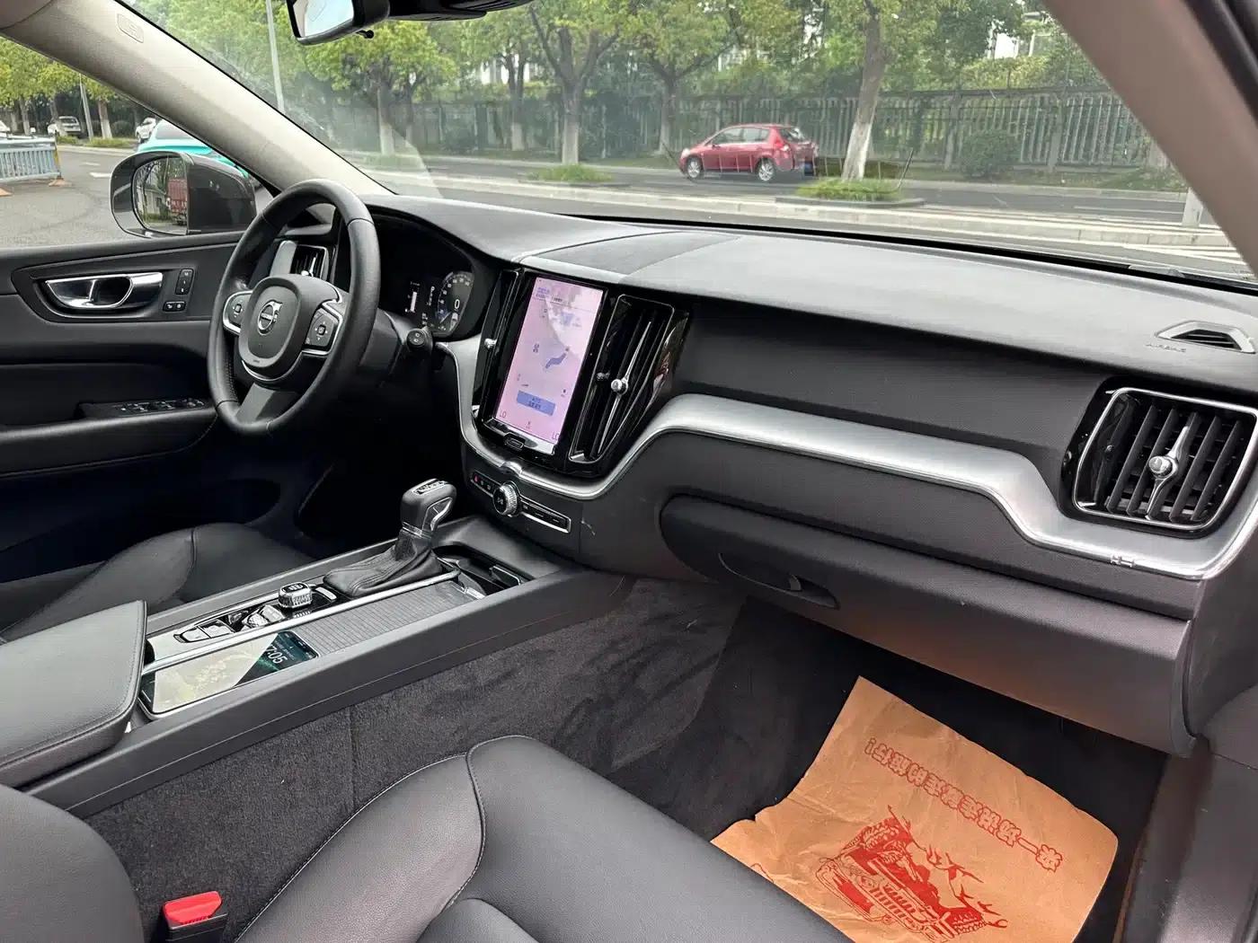 2021 Volvo XC60 T5 AWD Inscription Luxury Edition — миниатюра 18