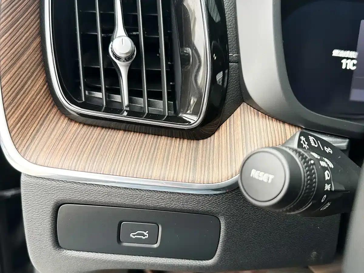 2023 Volvo XC60 B5 AWD Inscription Luxury Edition — миниатюра 12