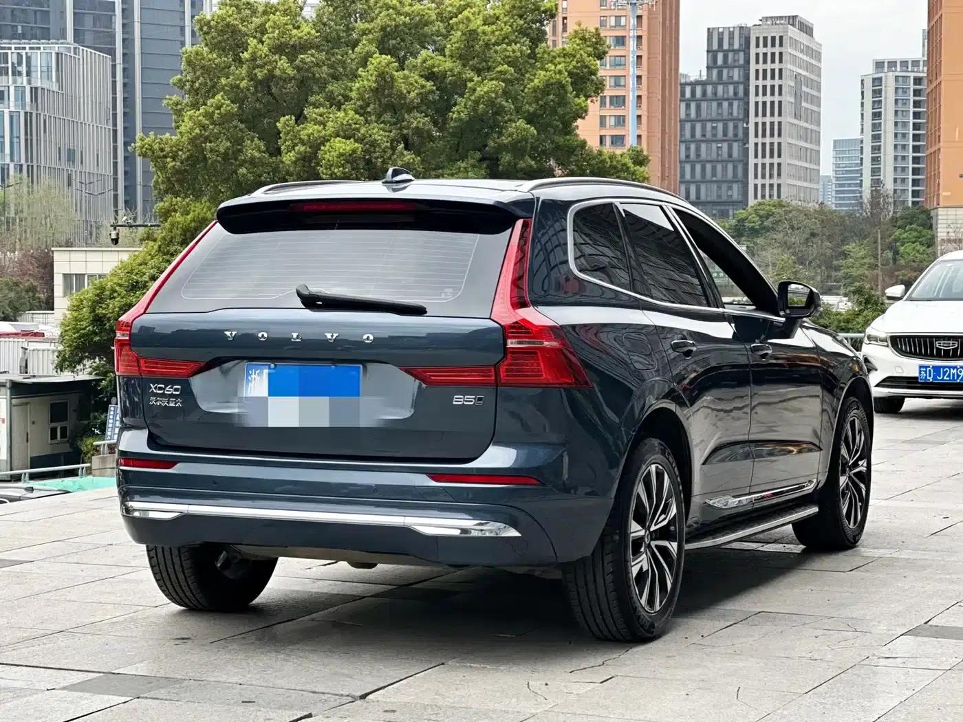 2023 Volvo XC60 B5 AWD Inscription Luxury Edition — миниатюра 4