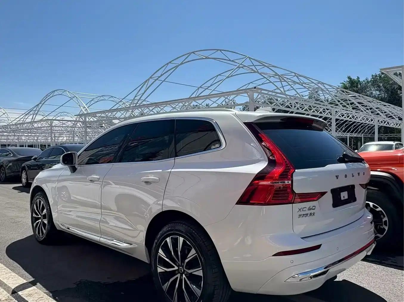 2023 Volvo XC60 B5 AWD Inscription Luxury Edition — миниатюра 4