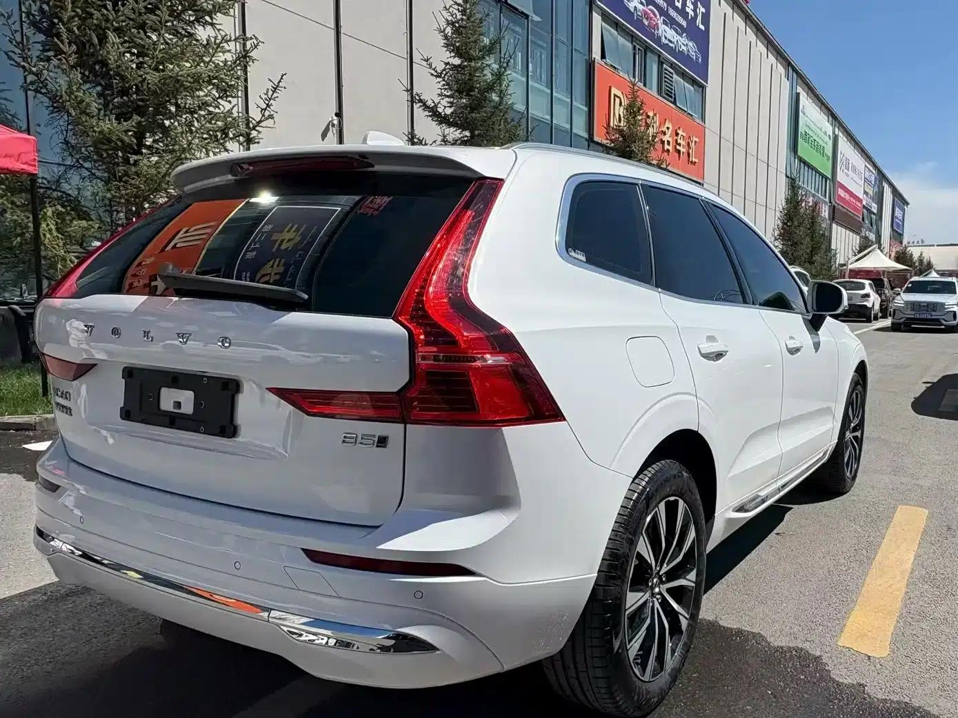 2023 Volvo XC60 B5 AWD Inscription Luxury Edition — миниатюра 6