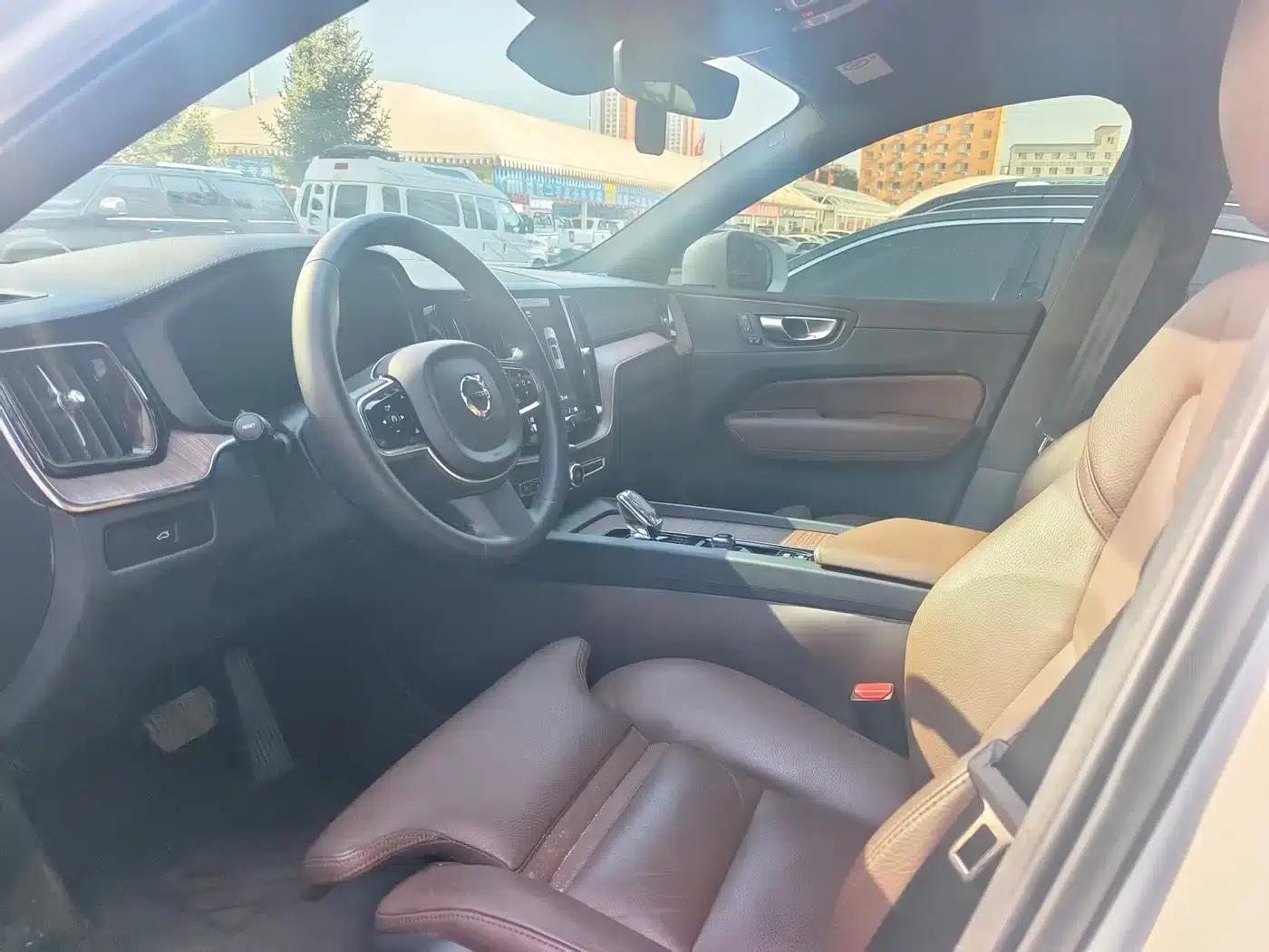 2023 Volvo XC60 B5 AWD Inscription Luxury Edition — миниатюра 7