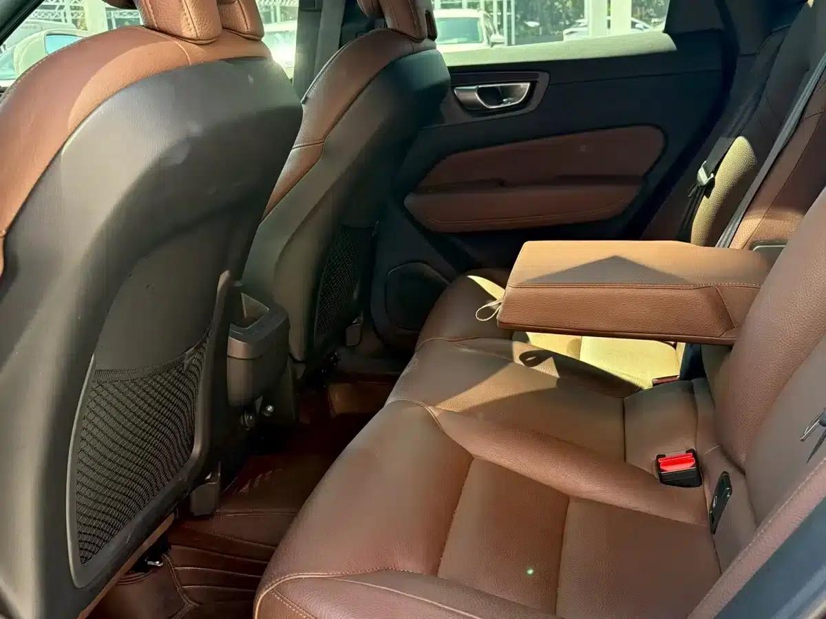 2023 Volvo XC60 B5 AWD Inscription Luxury Edition — миниатюра 9