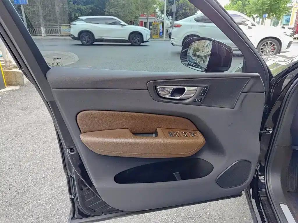 2022 Volvo XC60 B5 AWD Inscription Luxury Edition — миниатюра 6