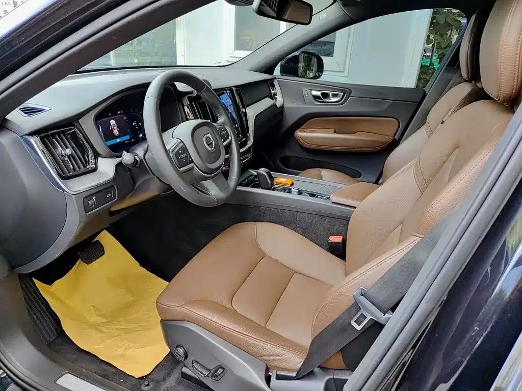 2022 Volvo XC60 B5 AWD Inscription Luxury Edition — миниатюра 7