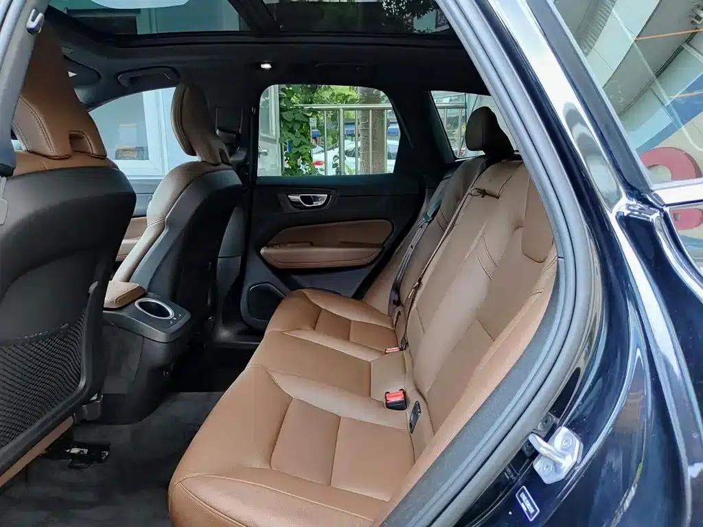 2022 Volvo XC60 B5 AWD Inscription Luxury Edition — миниатюра 8