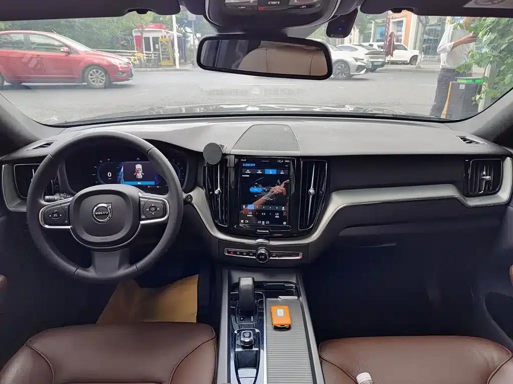 2022 Volvo XC60 B5 AWD Inscription Luxury Edition — миниатюра 10
