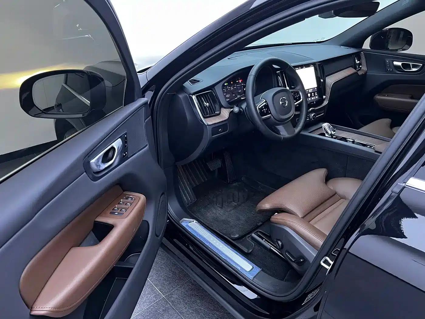 2025 Volvo XC60 B5 AWD Inscription Luxury Edition — миниатюра 12