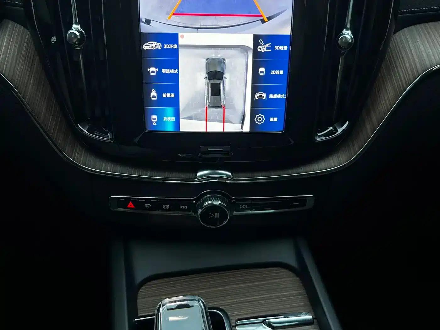 2025 Volvo XC60 B5 AWD Inscription Luxury Edition — миниатюра 17