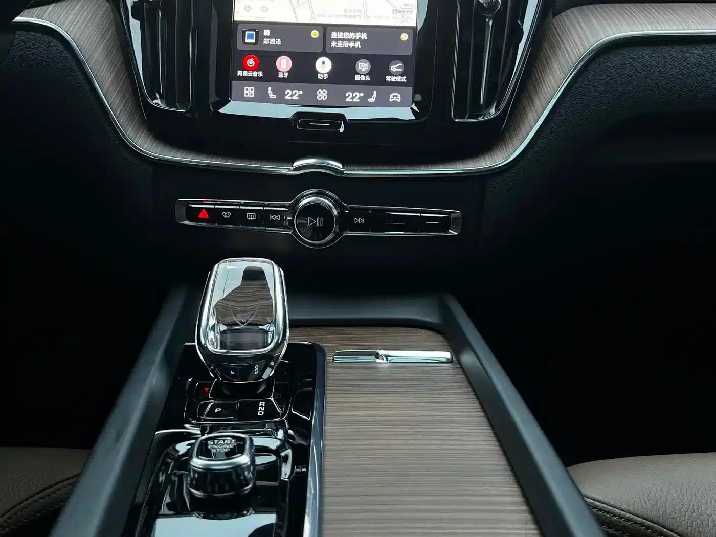 2025 Volvo XC60 B5 AWD Inscription Luxury Edition — миниатюра 19