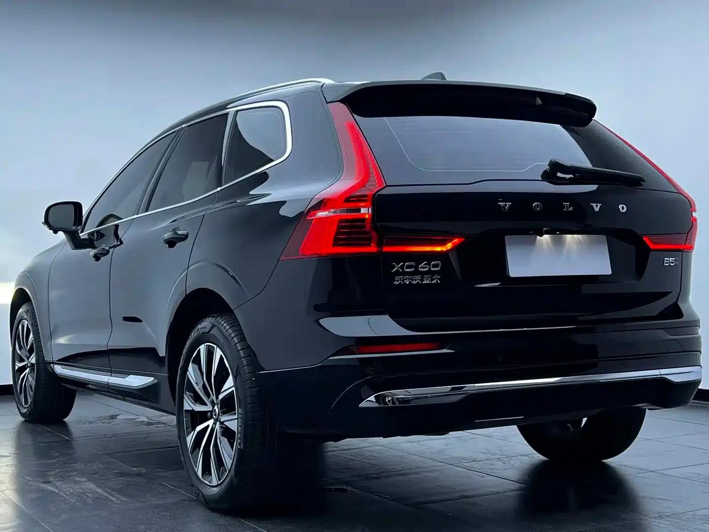 2025 Volvo XC60 B5 AWD Inscription Luxury Edition — миниатюра 4