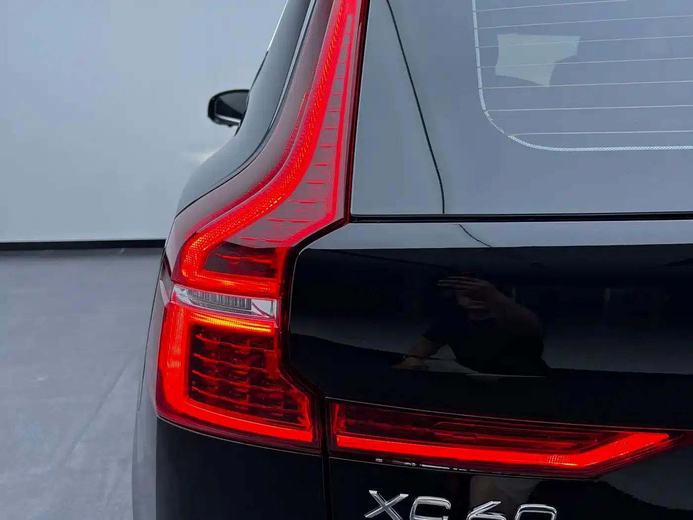 2025 Volvo XC60 B5 AWD Inscription Luxury Edition — миниатюра 8