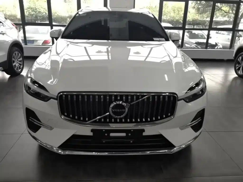 2025 Volvo XC60 B5 AWD Inscription Luxury Edition — миниатюра 3