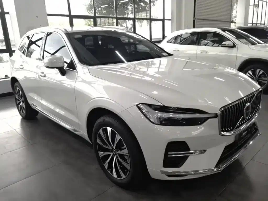 2025 Volvo XC60 B5 AWD Inscription Luxury Edition — миниатюра 4