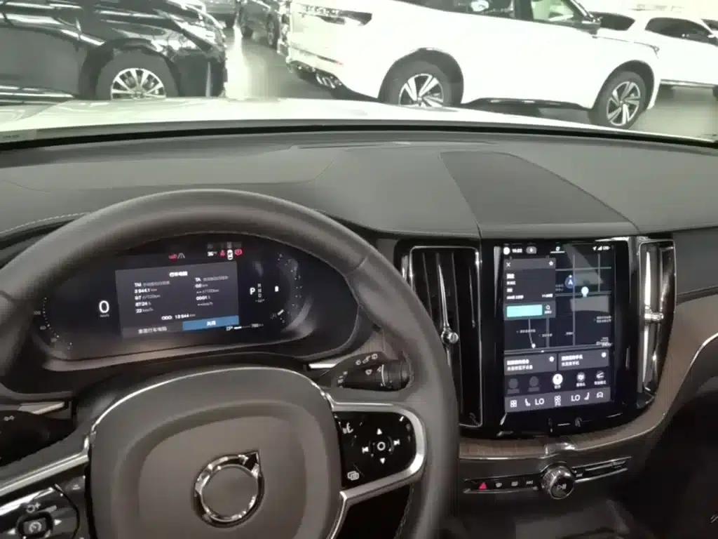 2025 Volvo XC60 B5 AWD Inscription Luxury Edition — миниатюра 10