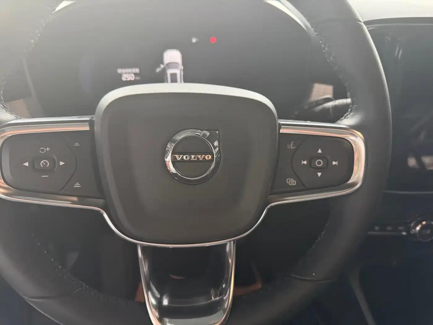 2023 Volvo XC40 B3 Smart Fashion Edition — миниатюра 10