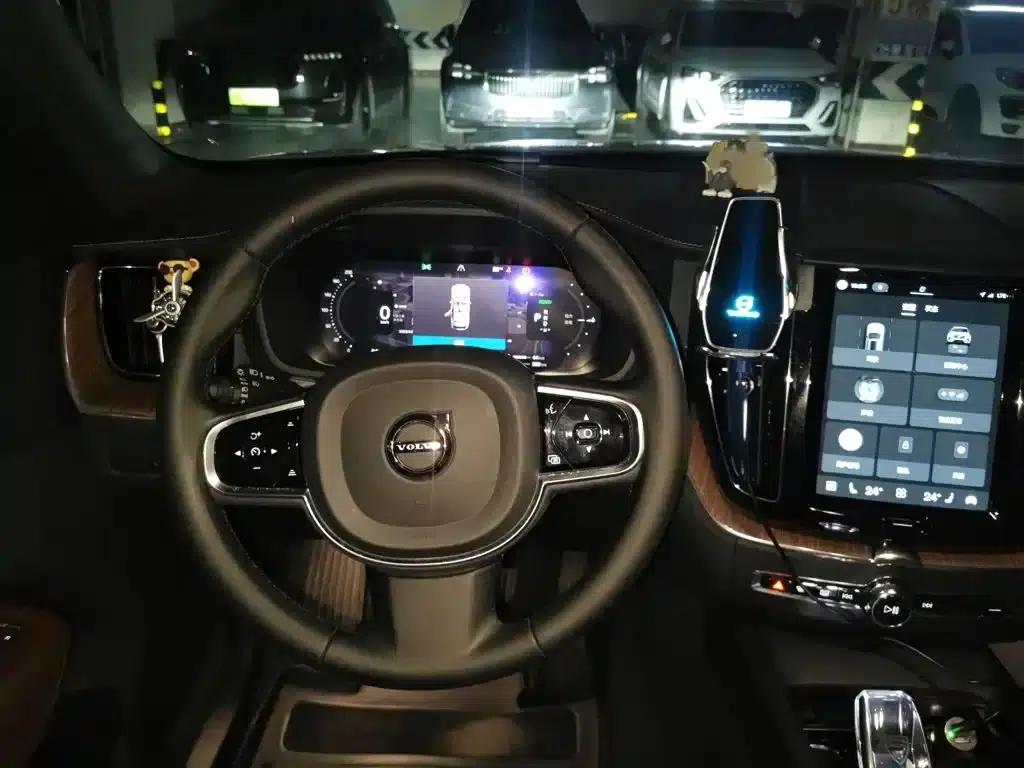2023 Volvo XC60 Plug-in Hybrid T8 Plug-in Hybrid Long Range AWD Inscription Luxury Edition — миниатюра 3