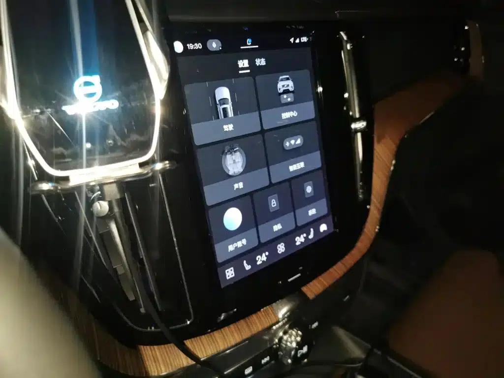 2023 Volvo XC60 Plug-in Hybrid T8 Plug-in Hybrid Long Range AWD Inscription Luxury Edition — миниатюра 6