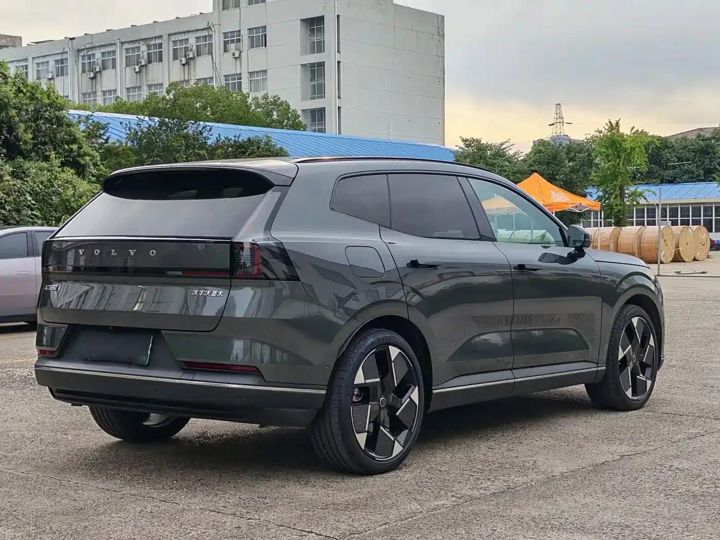 2026 Volvo XC70 Plug-in Hybrid, All-Wheel Drive, Ultra Range — миниатюра 4