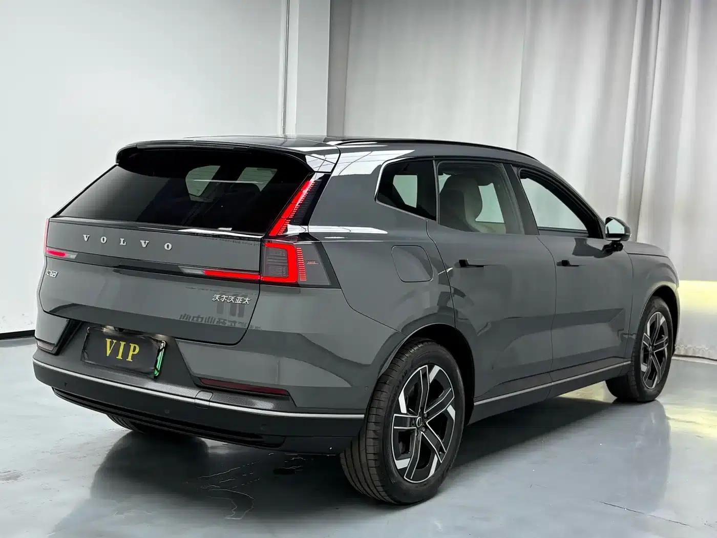 2026 Volvo XC70 Plug-in Hybrid (Two-Wheel Drive, Long Range, Core) — миниатюра 3