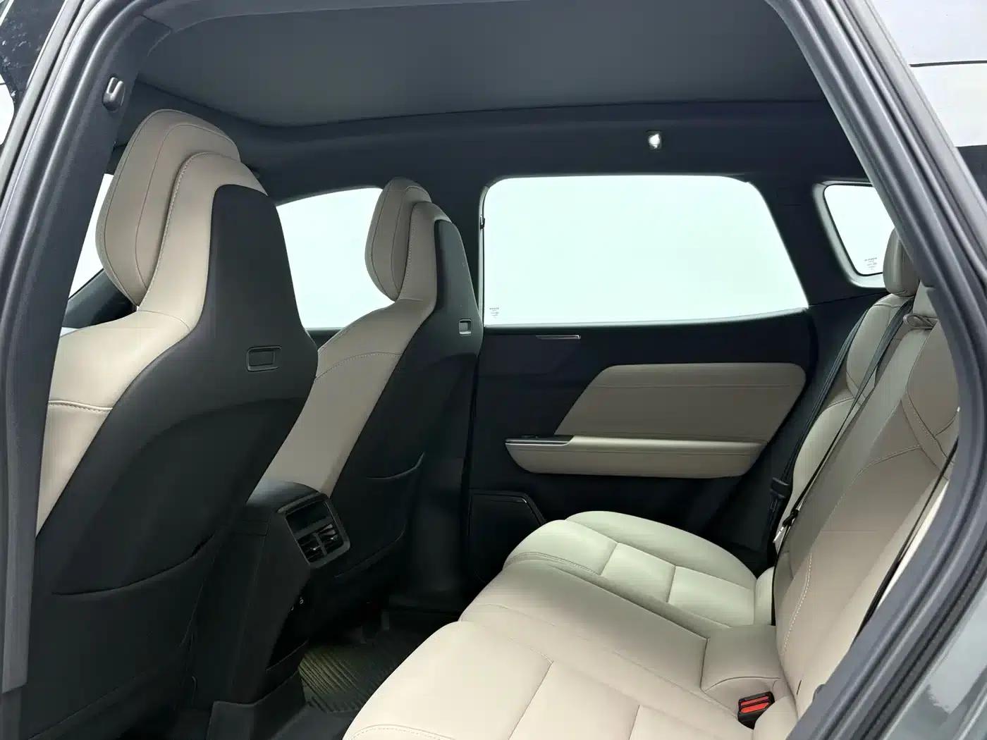 2026 Volvo XC70 Plug-in Hybrid (Two-Wheel Drive, Long Range, Core) — миниатюра 6
