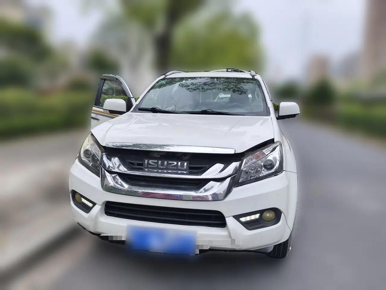 Isuzu mu-X 2015 2.5T Two-Wheel Drive Automatic Luxury Edition 7 Seats — миниатюра 2