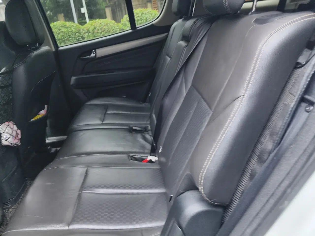Isuzu mu-X 2015 2.5T Two-Wheel Drive Automatic Luxury Edition 7 Seats — миниатюра 17