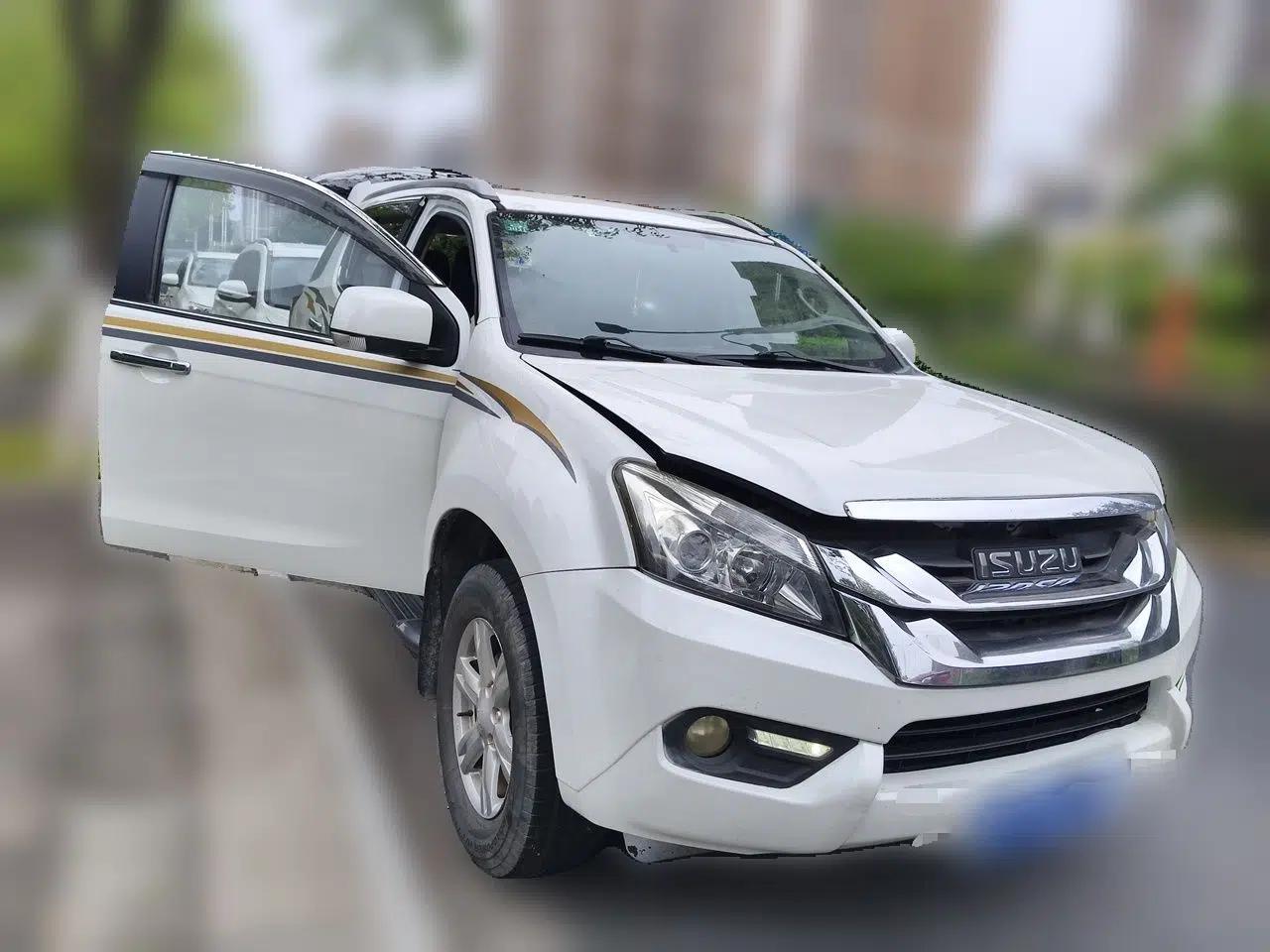 Isuzu mu-X 2015 2.5T Two-Wheel Drive Automatic Luxury Edition 7 Seats — миниатюра 3