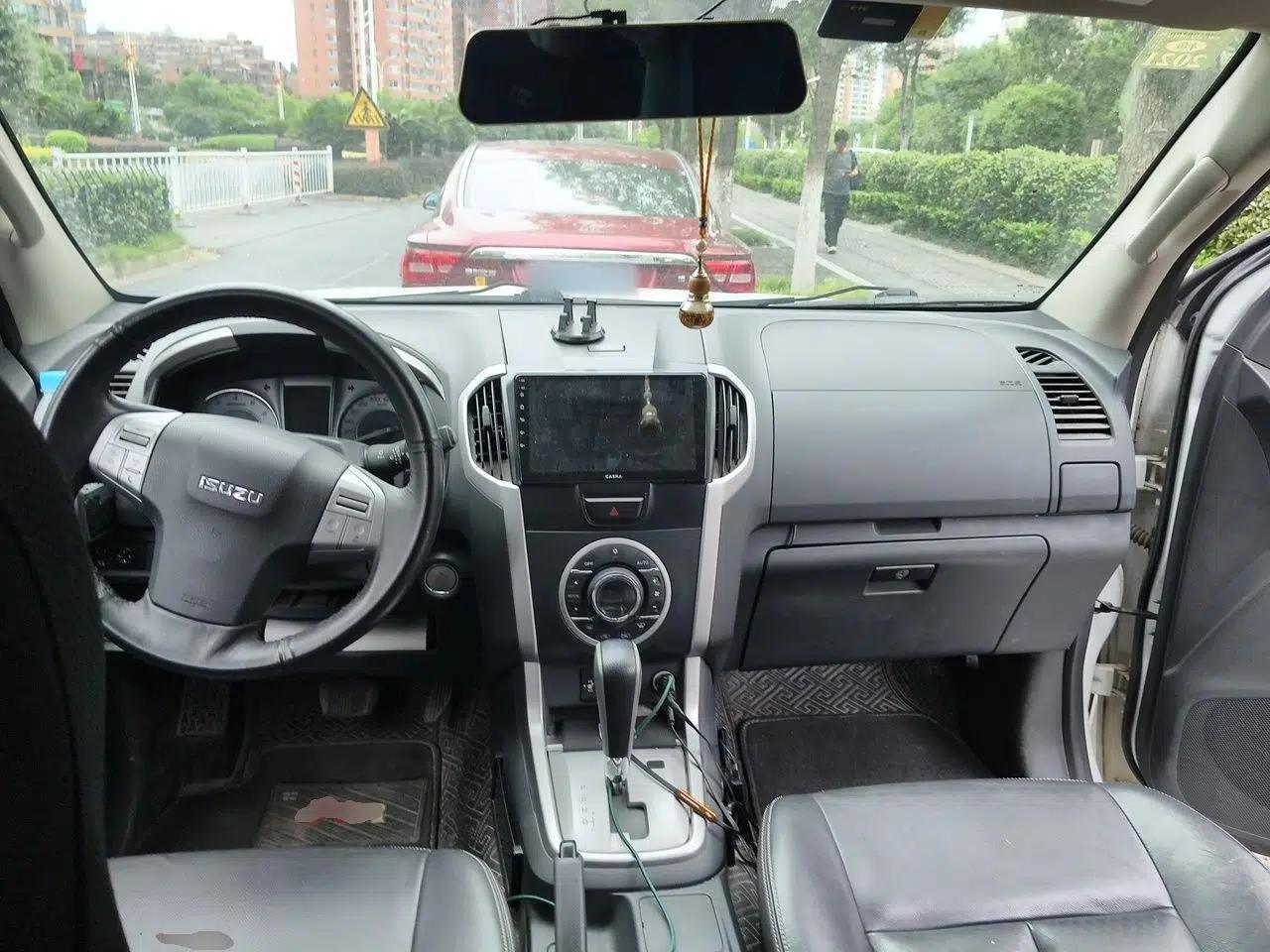 Isuzu mu-X 2015 2.5T Two-Wheel Drive Automatic Luxury Edition 7 Seats — миниатюра 9