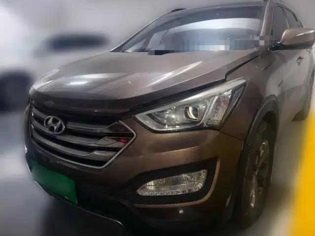 Hyundai Santa Fe 2015 2.4L Automatic Two-Wheel Drive Smart Version 5 Seats