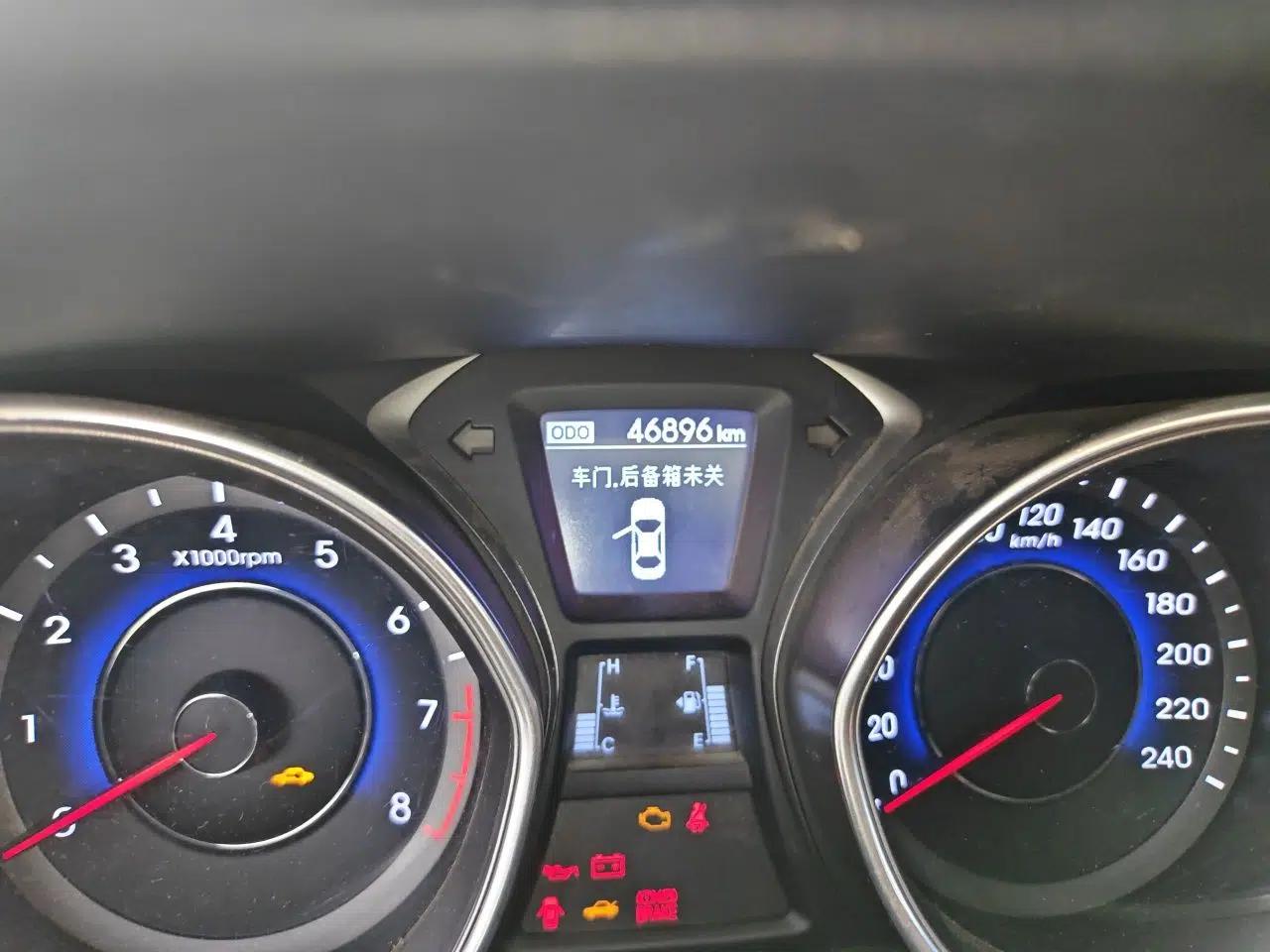 Hyundai Elantra (5th Generation / Langdong) 2015 1.6L Manual Leading Model — миниатюра 12