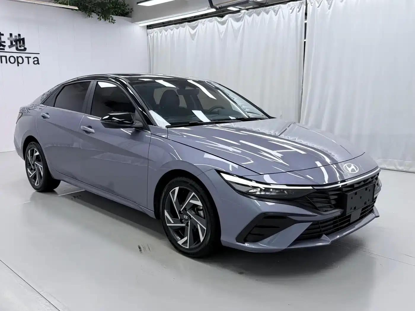Hyundai Elantra 2023 1.5L CVT LUX Premium Edition — миниатюра 3