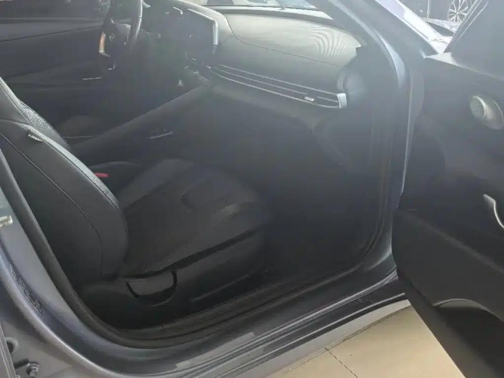 Hyundai Elantra 2023 1.5L CVT LUX Premium Edition — миниатюра 4