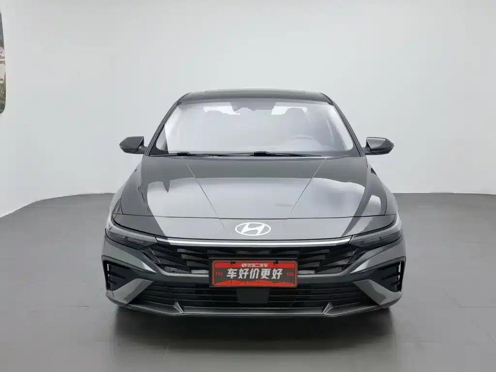 Hyundai Elantra 2023 1.5L CVT LUX Premium Edition — миниатюра 3