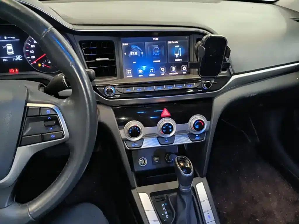 Hyundai Elantra 2019 1.5L CVT Smart Elite Edition — миниатюра 13