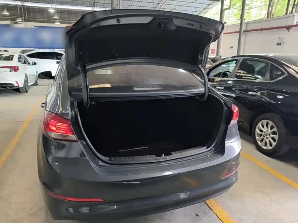 Hyundai Elantra 2019 1.5L CVT Smart Elite Edition — миниатюра 19